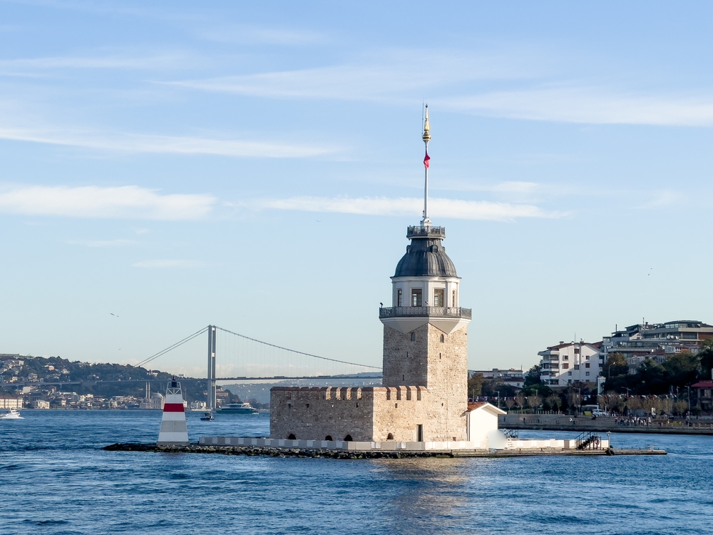 Der Leanderturm von einer Bosporus-Kreuzfahrt in Istanbul aus gesehen