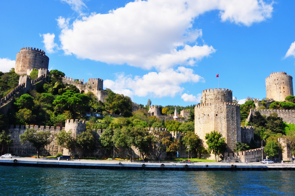 Die historische Rumeli Fortress von einem Bosporus-Kreuzfahrtschiff in Istanbul aus gesehen